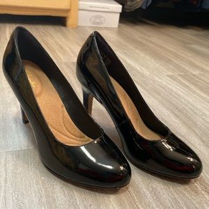 Black pumps size 7.5